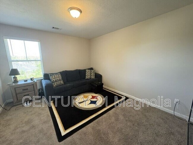 Building Photo - 560 Hampton Dr