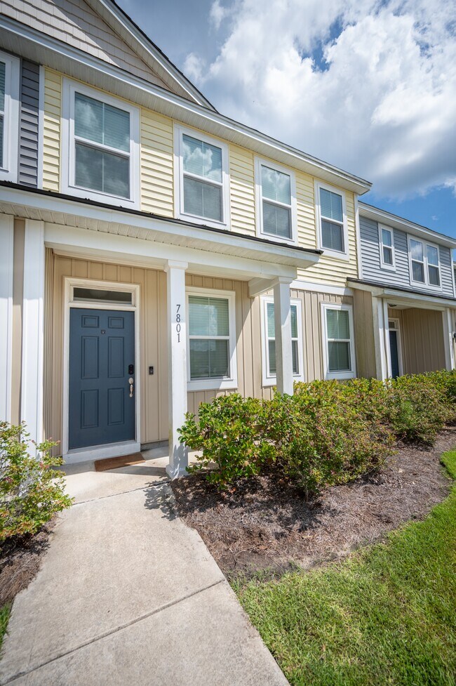 Building Photo - 7801 Montview Rd