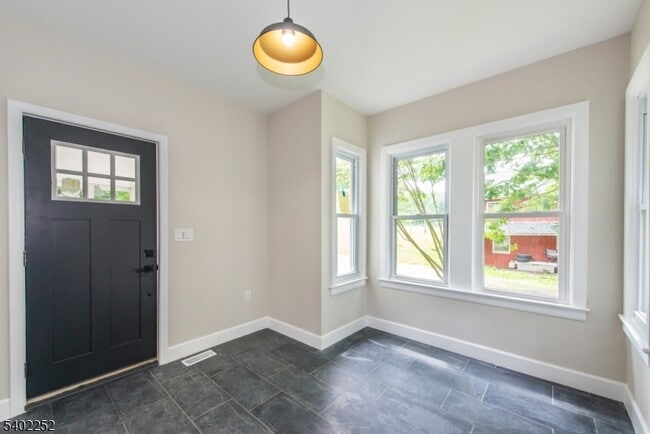 Building Photo - 2 New Mashipacong Rd