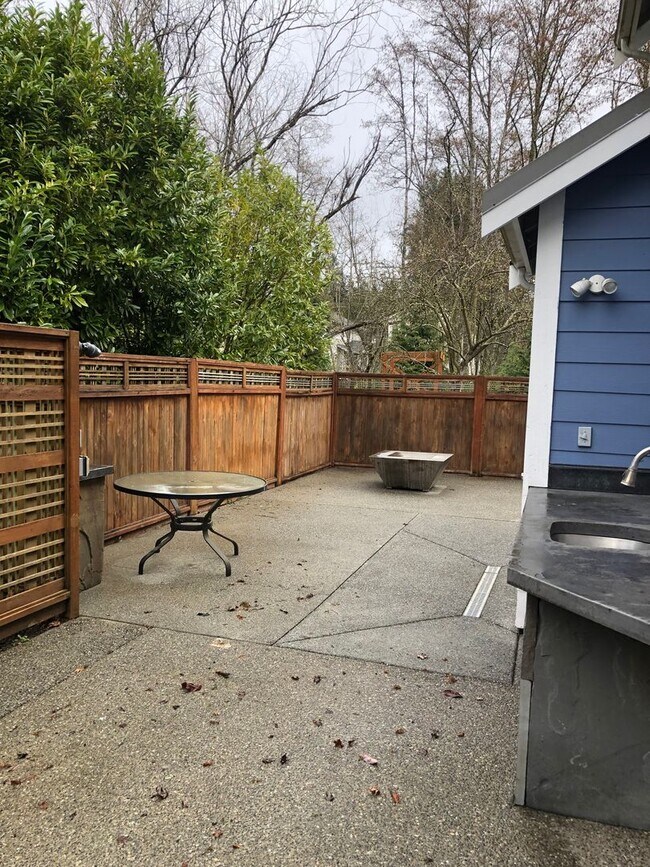 Building Photo - 3 Bedroom Townhouse in Poulsbo