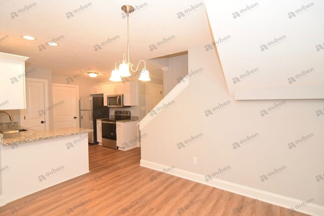 Building Photo - Like new 3 bed/3 bath single-family home f...
