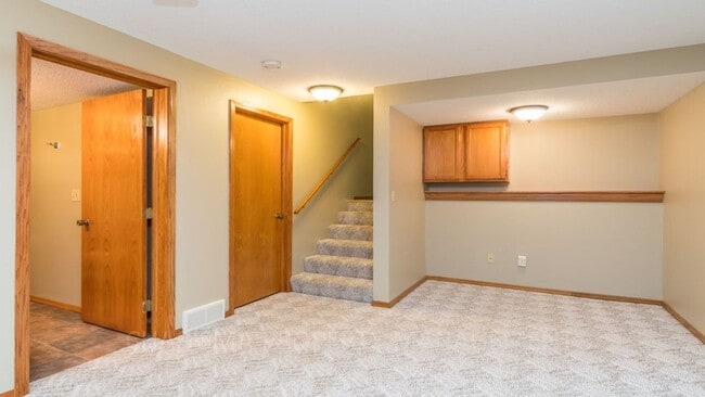 Building Photo - MULTI-LEVEL 3 BD, 2 BA HOUSE WITH FENCED IN YARD, DOUBLE ATTACHED GARAGE, SHED, MURPHY BED, 3 FAM...