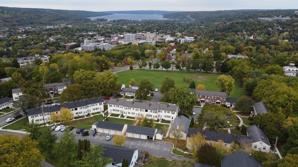 Building Photo - Lakeside Vista