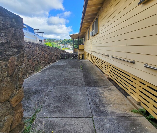 Building Photo - 4BR / 2.5Bath / 2+Pkg - Home in Moanalua G...