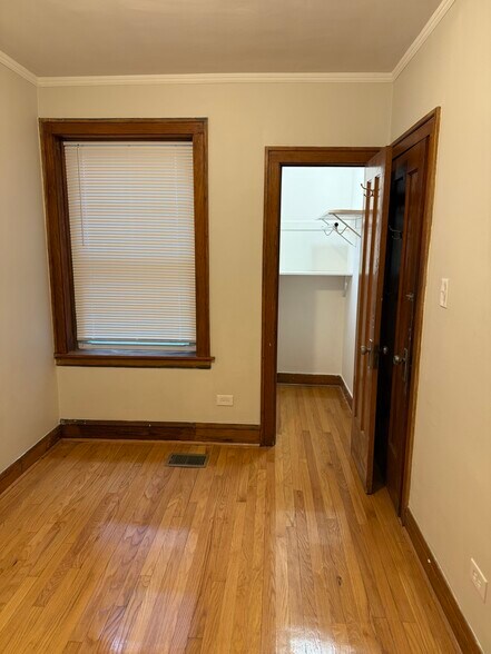 Building Photo - 1542 N Kolin Ave