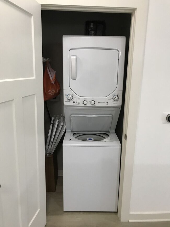 Building Photo - Charming ground-level 1 bed / 1 bath condo...