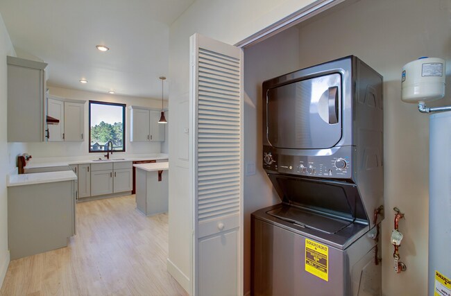 Building Photo - 1246 East Jen Drive