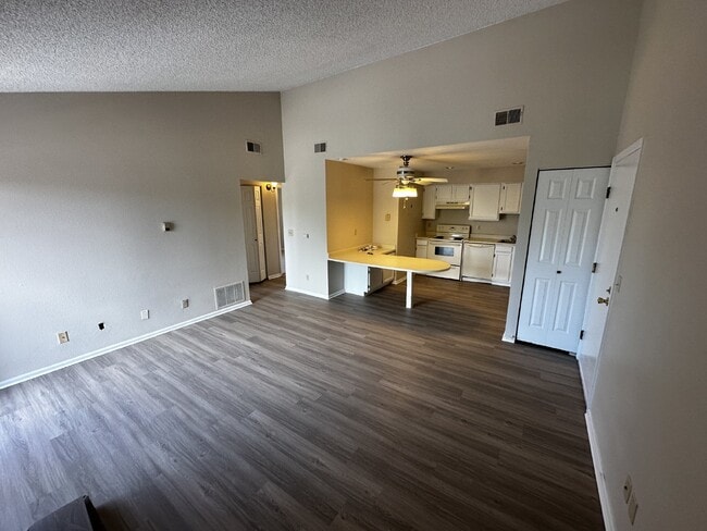 Building Photo - AVAILABLE NOW!  Charming Chestnut Condo!