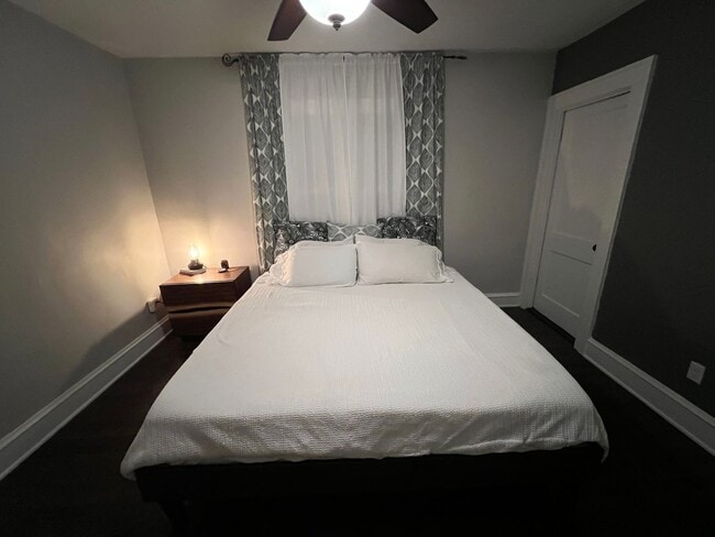 Building Photo - {4331} Updated West Plaza Bungalow + Moder...