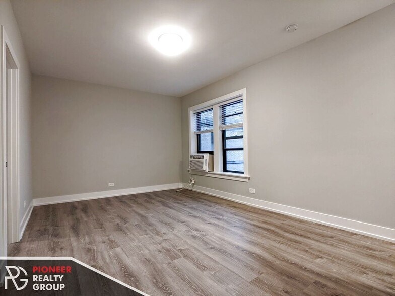 Building Photo - 711 W Brompton Ave