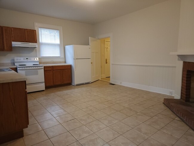 Building Photo - 2 Bedroom, 1.5 Baths Charming Bungalow loc...