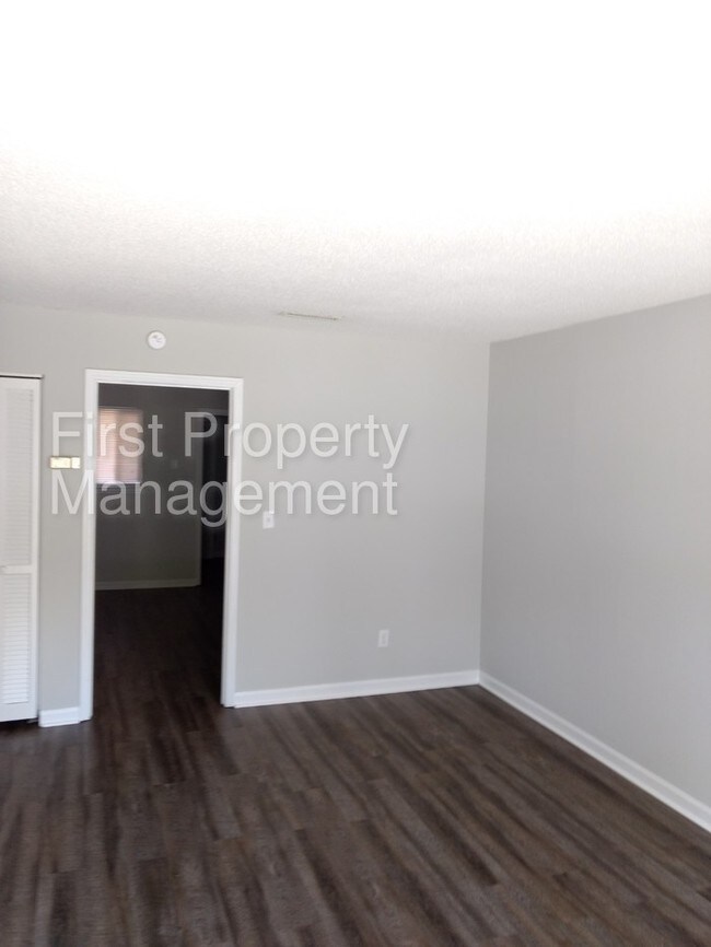 Building Photo - 2 bedroom 1 bath Duplex East Ridge