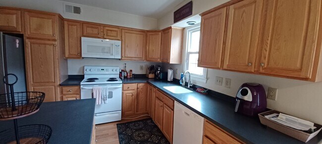 Building Photo - Luxurious And Spacious 3 Bed 2 Bath Brick ...