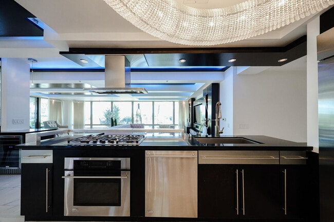 Building Photo - 7157 E Rancho Vista Dr