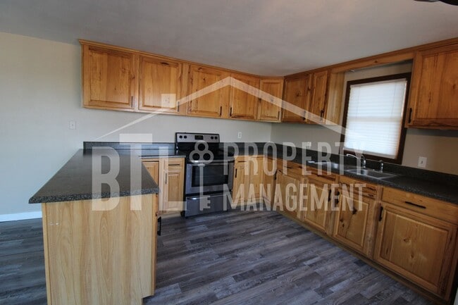 Building Photo - Charming 2 Bedroom Home - Minutes from the...