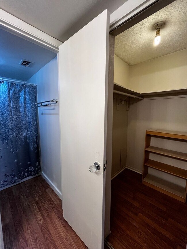 Building Photo - Hourglass District Condo - 2/2 with attached garage