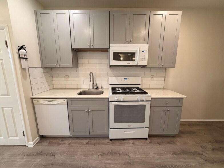 Building Photo - 2049 Snyder Ave