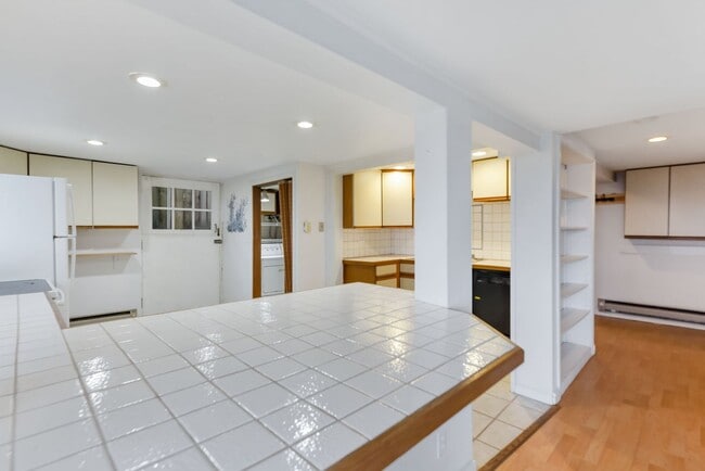 Building Photo - Great duplex 1st floor 1 bd great view!