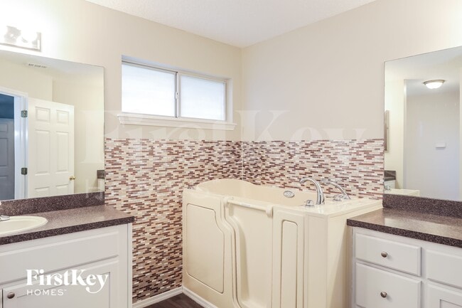 Building Photo - 2447 Royal Pointe Dr