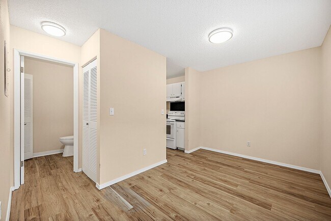 Building Photo - North Tacoma Condo Living | 2 Bed, 1.5 Bath End-Unit | Great Amenities!