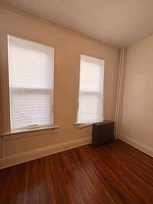 Building Photo - 1st Floor, 1-2 Bedroom Apartment with Yard in York City SD