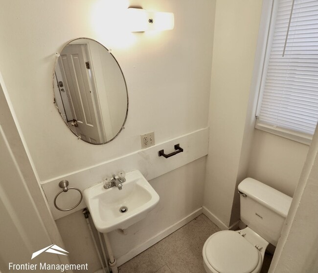 Building Photo - Great side-by-side duplex! Washer & dryer, pet friendly, large front porch!