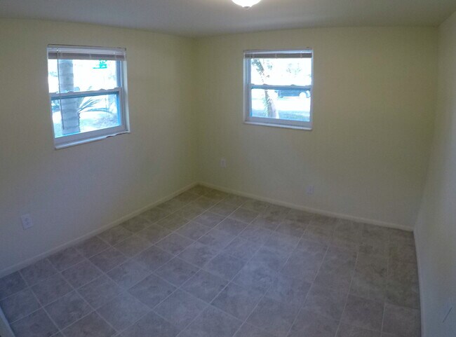Building Photo - 402 W Lutz Lake Fern Rd