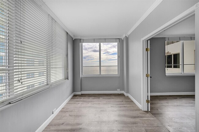 Building Photo - 5005 Collins Ave