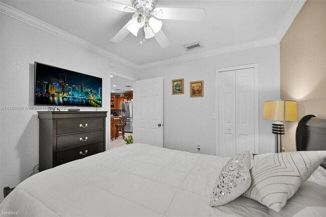 Building Photo - 3 br, 2 bath Townhome - 6768 NW 182nd St A...