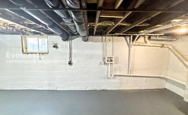 Building Photo - 3 Bed/1.5 Bath Home with Fenced Yard / Pet-Friendly / Available Now!