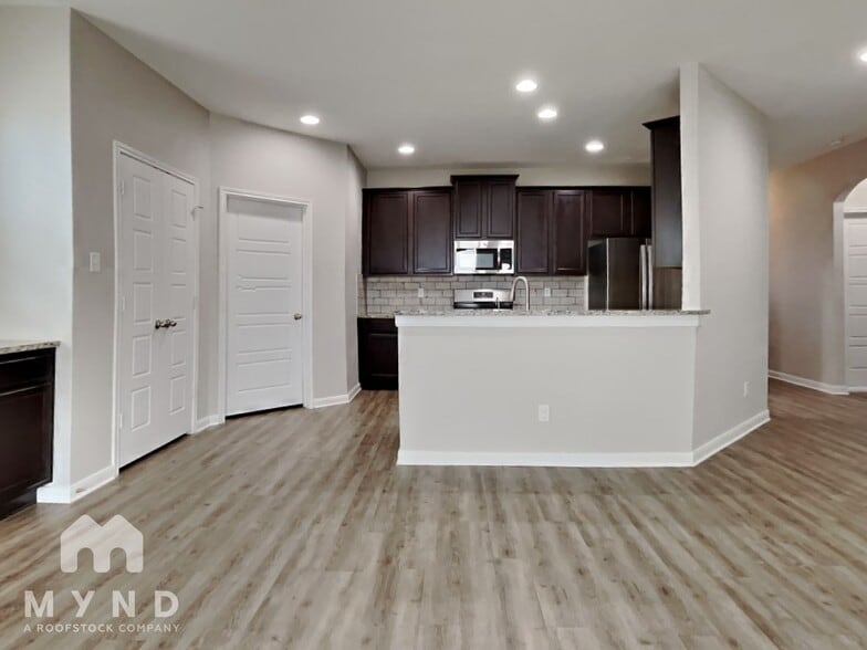 Building Photo - 2066 Rhesus Vw