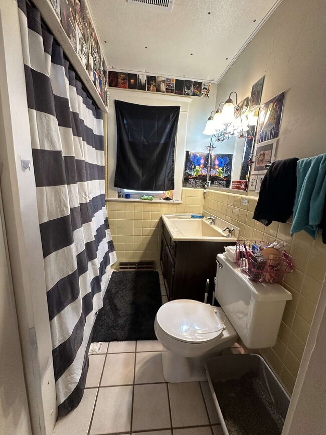 Building Photo - 3 Bed 1 Bath near UWEC! Available June 1st!