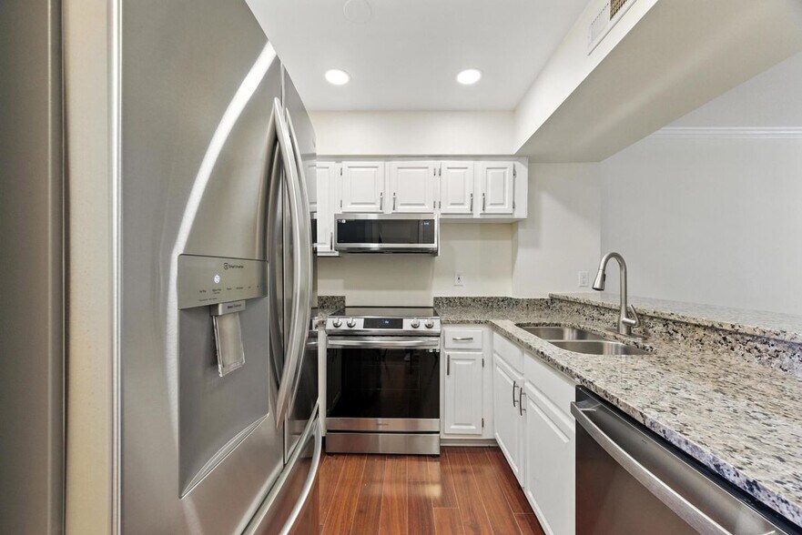 Building Photo - 233 Mill Point Dr