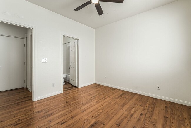 Building Photo - 3 Bedroom, 2 bathroom, 2 Car Garage Home i...