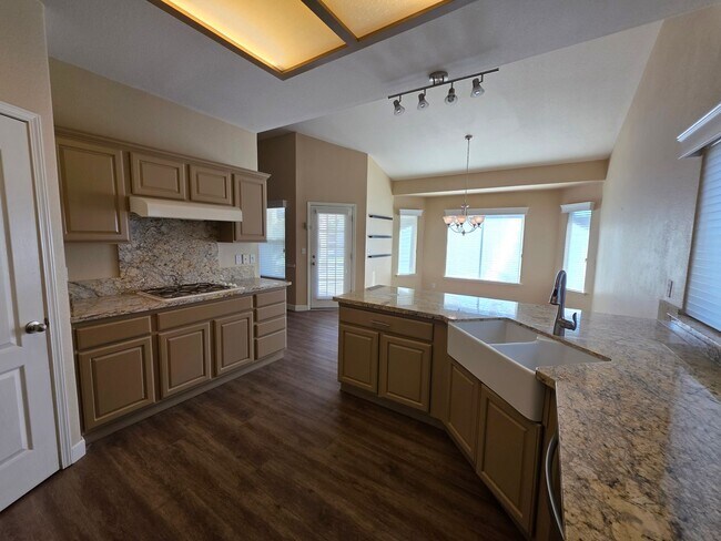 Building Photo - *Wait list full- Currently not accepting applications* 3 Bedroom 2 Bathroom with Pool in NW Visalia!