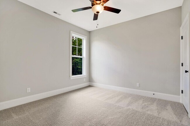 Building Photo - Summerhouse on Everett Bay Home Available!