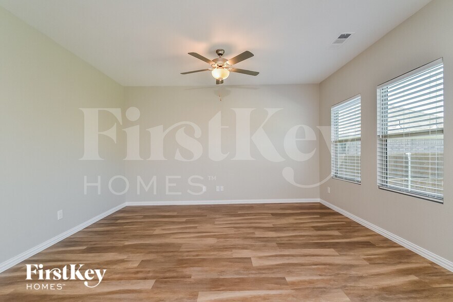 Building Photo - 223 Rosewood Dr