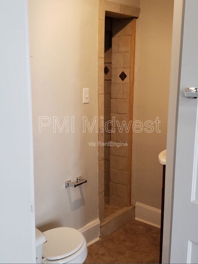 Building Photo - 125 E 17th St