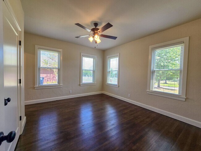 Building Photo - Cute 3 Bedroom Brick home in Shawnee