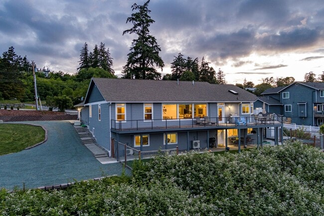 Building Photo - Gorgeous Lower Level Apartment Ready For a...