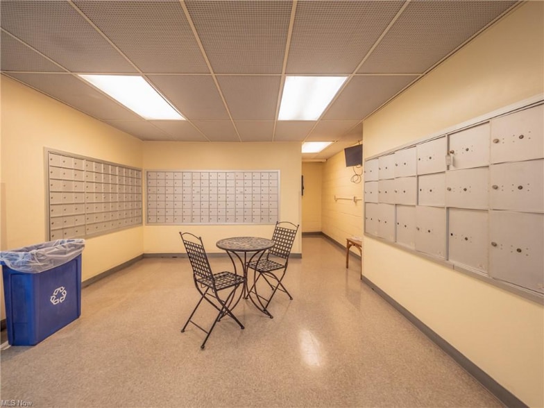 Building Photo - 11850 Edgewater Dr
