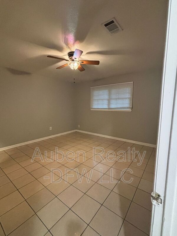 Building Photo - 545 Canary Ln