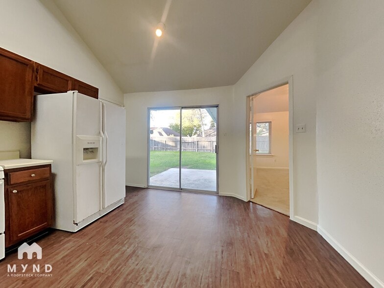 Building Photo - 10002 Green Valley Ln