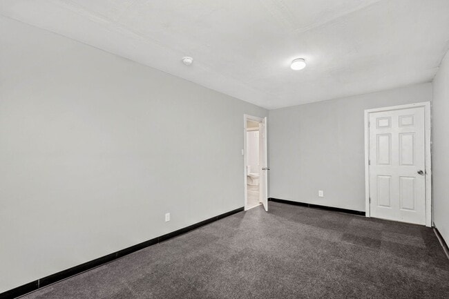 Building Photo - Stunning 3 bedroom home in McKees Rocks av...