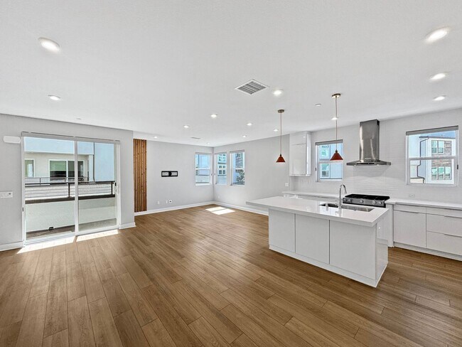 Building Photo - Stunning 3BD/2.5BA Townhouse in Mission Va...