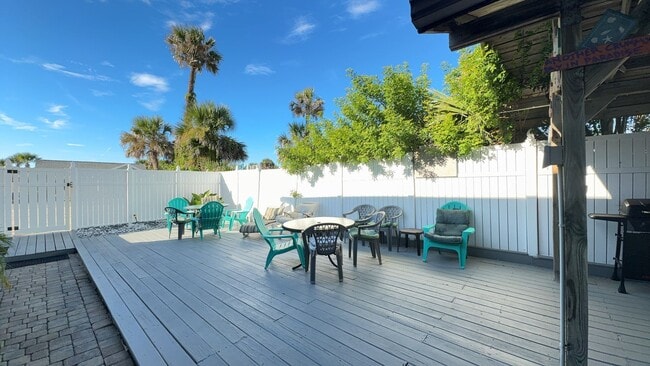 Building Photo - Fully Furnished One Bedroom Long Term Beac...