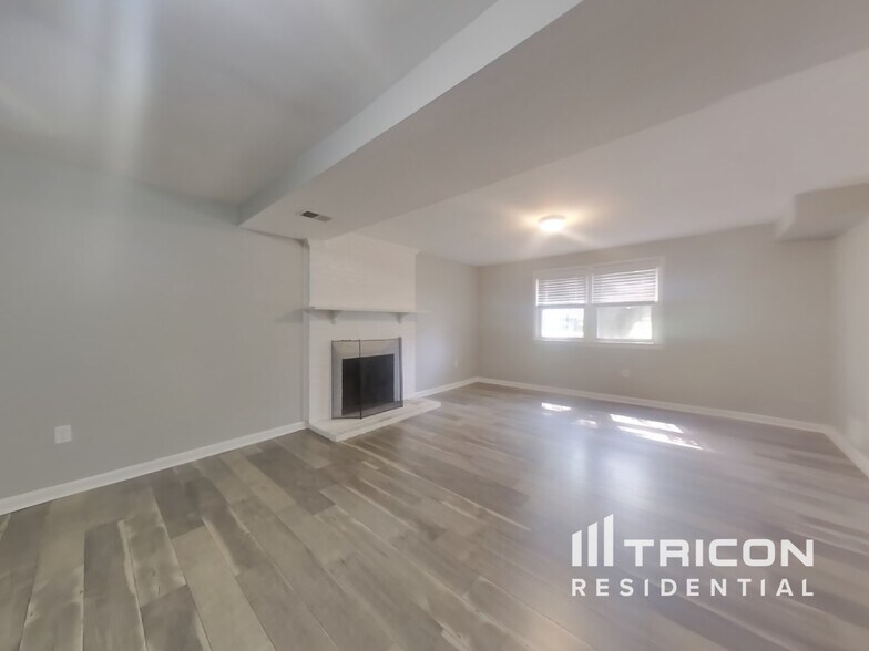 Building Photo - 3908 Granville Pl