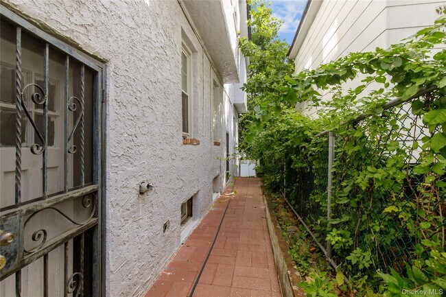Building Photo - 11 A Floyd Pl