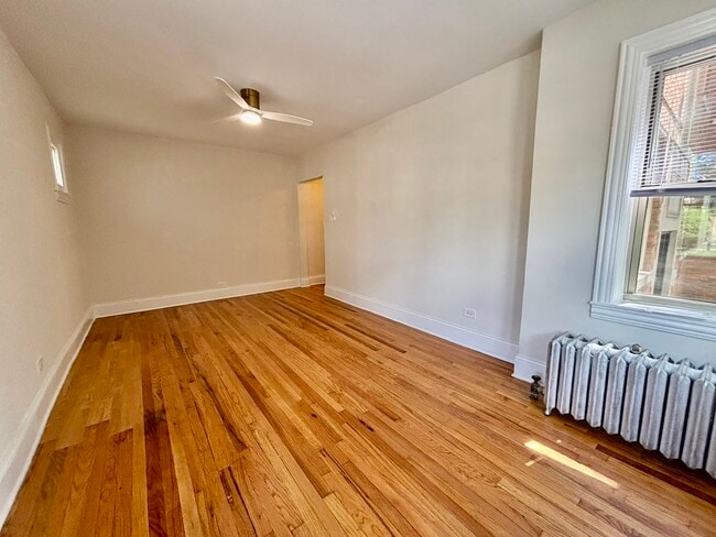 Building Photo - 4057 N Sacramento Ave