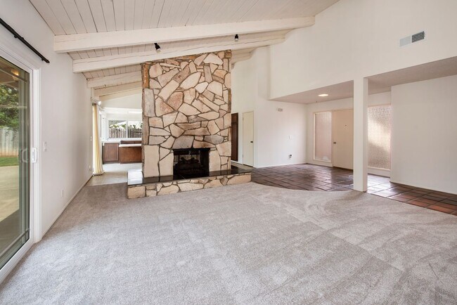 Building Photo - Spacious 4bd/2bth Home Available Now!